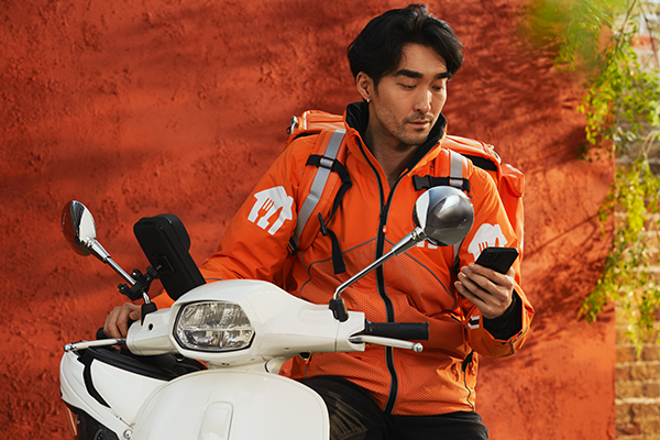 Lieferando-Kurier auf dem Motorrad